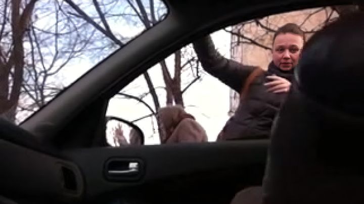 Грудастая девушка и парень снимают домашнее порно в машине